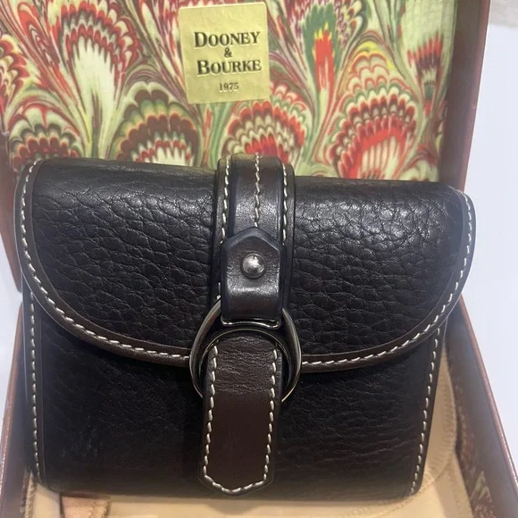 Vintage Dooney & Bourke Bifold Distressed Leather Wallet. Dark Brown. - Picture 3 of 7